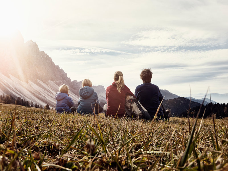 Familie in den Bergen. Abenteuer in der Natur