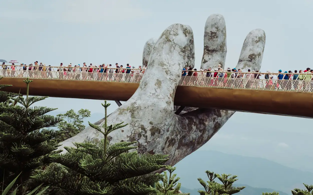 Menschen, die tagsüber auf der Brücke spazieren gehen https://unsplash.com/de/fotos/menschen-die-tagsuber-auf-der-brucke-spazieren-gehen-PknaOrb1lVo