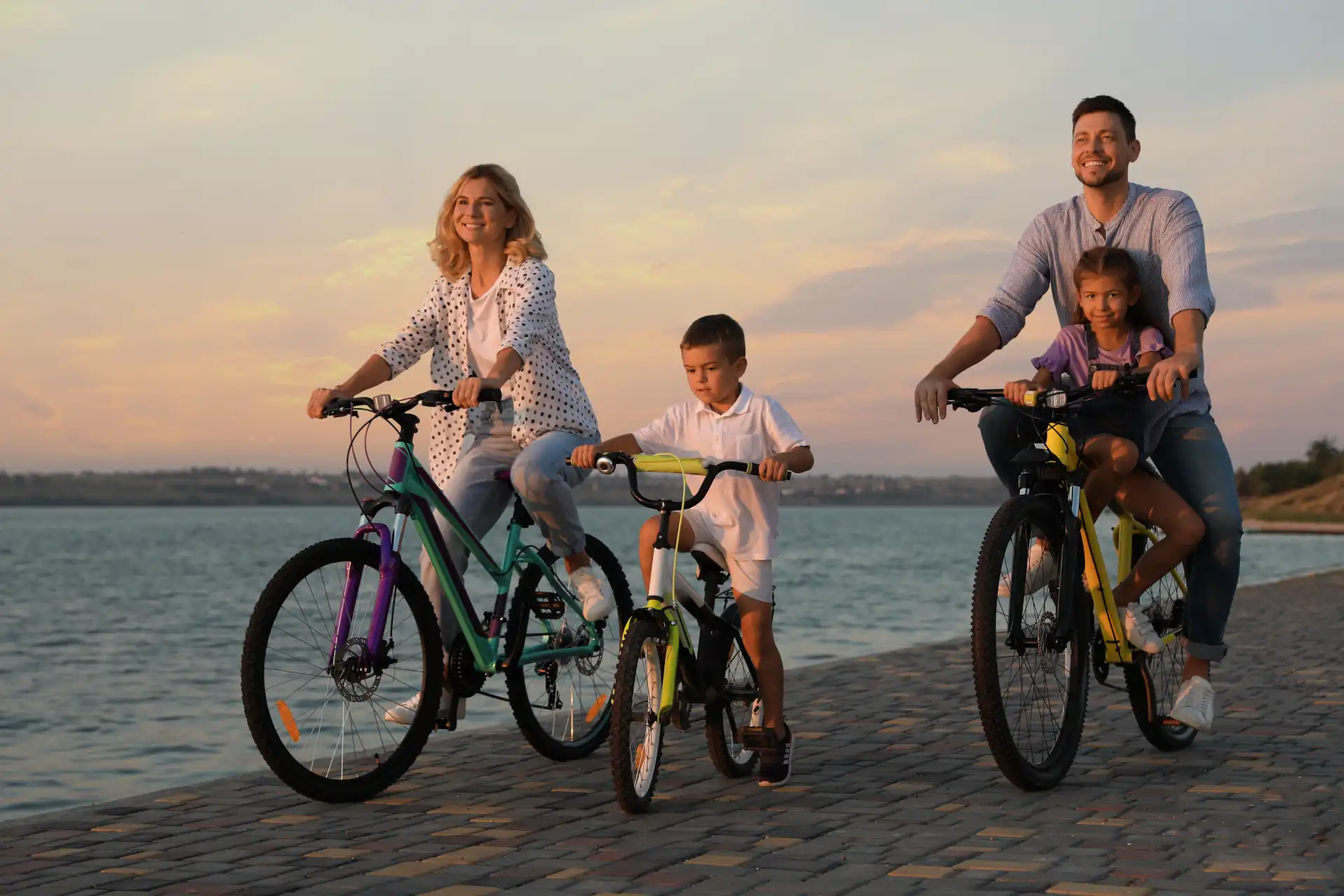 Familie am Strand mit Fahrrädern